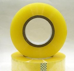 　　重慶封箱膠帶廠家大大小小至少有幾十家上百家之多，那很多用戶就頭疼了，供應商這么多，那該如何選擇封箱膠帶廠家呢，在此翔坤塑膠制品小編為你排憂解難吧。  　　首先尋找重慶封箱膠帶廠家應該直接找到從涂膠到分切一條龍的生產廠家，為什么找封箱膠帶廠家要找有涂膠的呢，因為只有自己涂膠才更能控制封箱膠帶的價格和品質呀，根據這個選擇來篩選那重慶封箱膠帶廠家自己有涂膠生產線的也就剩下那么幾家了，其中翔坤塑膠制品包裝就是自己涂膠生產封箱膠帶的老牌企業了，翔坤塑膠制品包裝位于重慶石巖，主要生產各類封箱膠帶，雙面膠帶，美紋膠帶，高溫膠帶等膠帶制品。  　　翔坤塑膠制品包裝是中國工業膠帶協會副會長單位，目前有員工200多人，公司全面實行iso質量管理體系，始終堅持 “品質第一、性價比第一、 服務“第一”的宗旨，為客戶提供更優質的產品和服務，如果您想找重慶封箱膠帶廠家，那翔坤塑膠制品包裝必定是您的不二之選